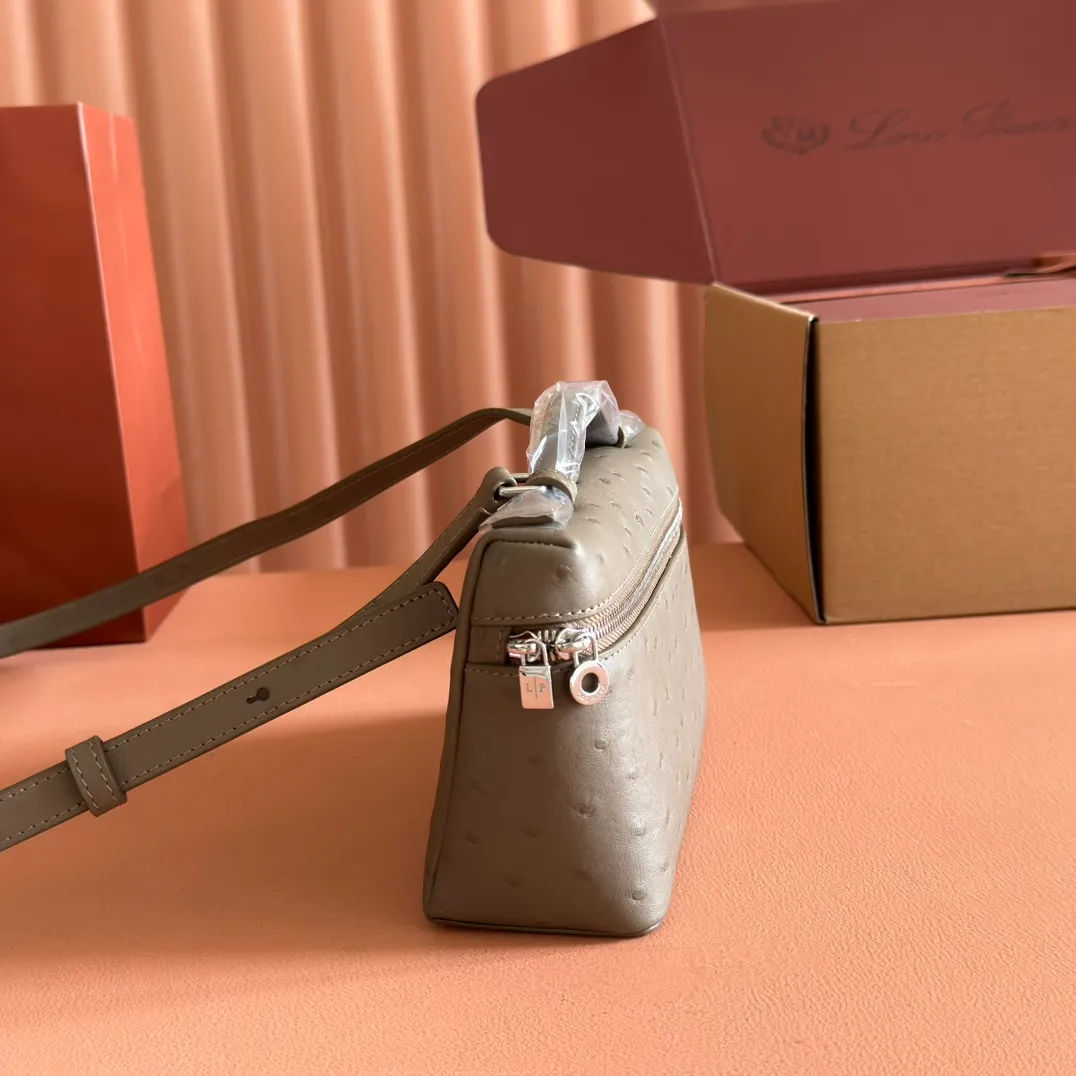 p1160💋💋💋【Original leather all-steel configuration counter complete package】 𝐋𝐨𝐫𝐨 𝐏𝐢𝐚𝐧@ Extra pocket L19 series handbag/crossbody bag The most comfortable life is when it is not defined, just like loro The material design of pian@ does not require complicated design styles. The simple and soft outline is elegant and durable, like an exquisite cosmetic case, which perfectly balances appearance and functionality. The leather is delicate and feels as soft as butter. The small bag has a large capacity. It is not only portable with a thin shoulder strap, but can also be worn cross-body. Sisters who have a special liking for minimalist style can buy it. It is simple and versatile. The simpler, the more different. Stars and Instagram celebrities are all planting it. There are two sizes of 19 cm and 27 cm. One is exquisite and casual, and the other is elegant and grand. Size: Small: length 19×width 7×height 12cm (